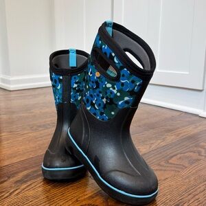 Bogs Kids Black and Blue Floral Patterned Winter Boots